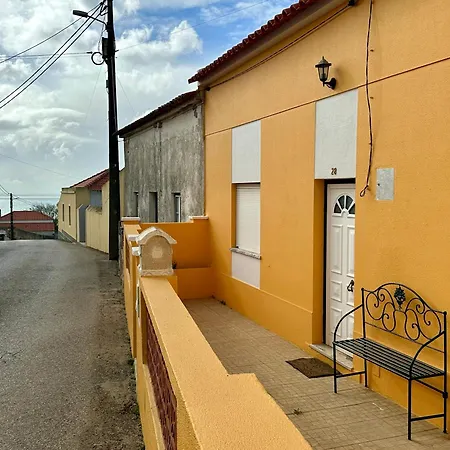 Best 106 - A Casa Amarela * Atouguia Da Baleia