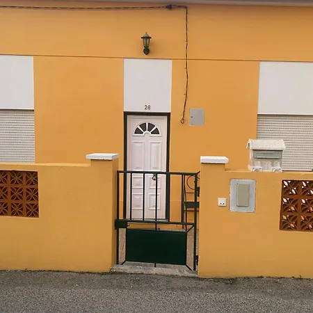 Best 106 - A Casa Amarela Atouguia Da Baleia